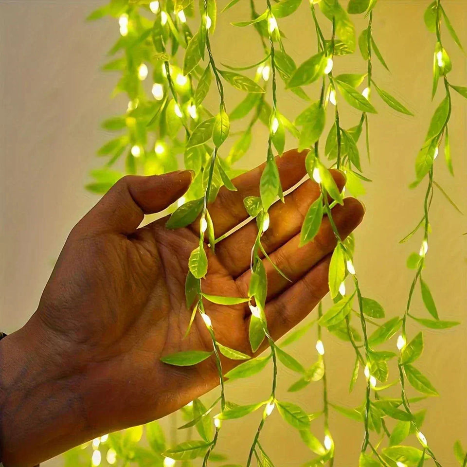 Cortina de Luzes Natalinas com Folhas – Encanto e Magia em Cada Detalhe