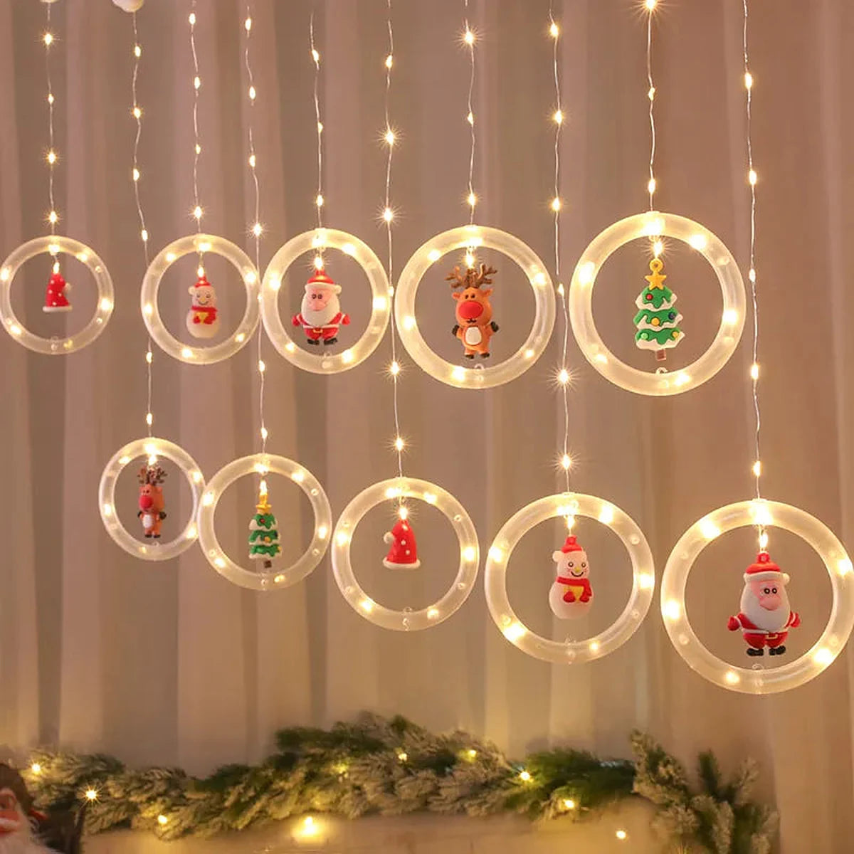 Cortina de Luzes LED com Figuras Natalinas – Argolas, Árvores, Corações e Estrelas