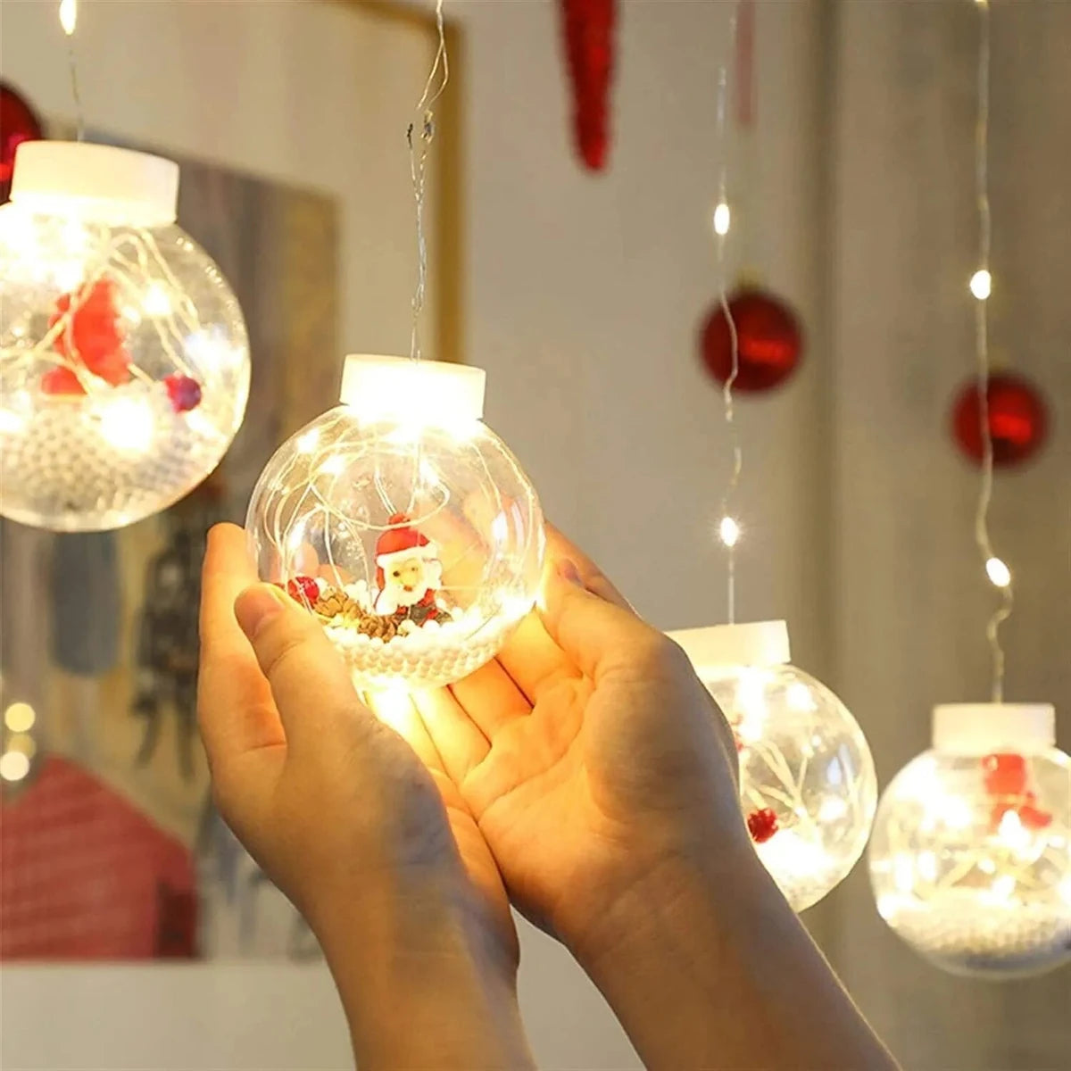 Cortina de Luzes LED com Globos Natalinos – Papai Noel, Árvore ou Boneco de Neve
