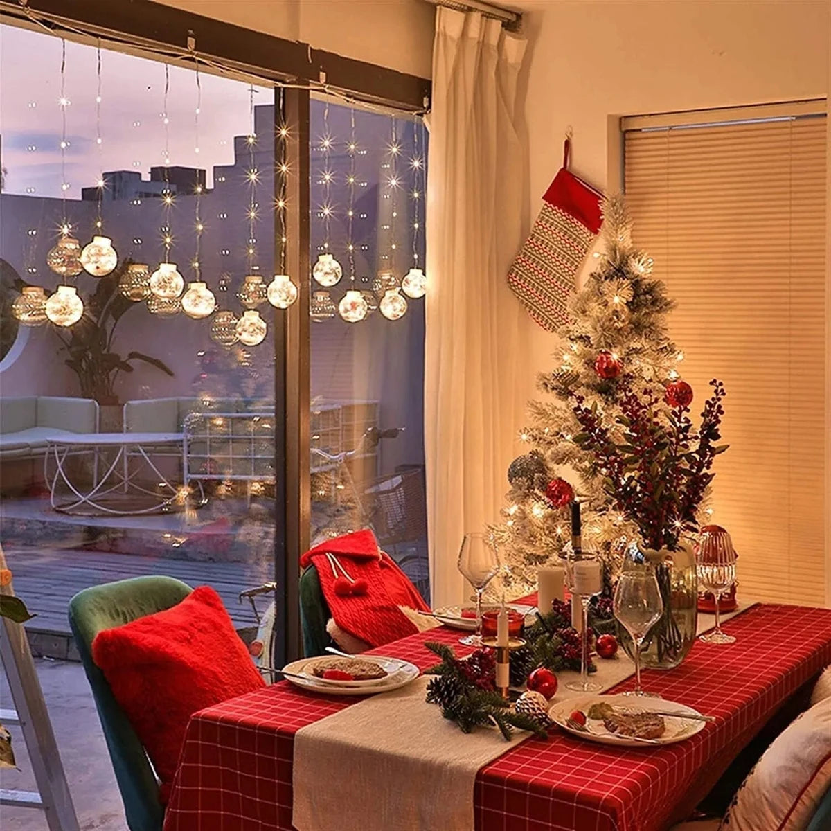 Cortina de Luzes LED com Globos Natalinos – Papai Noel, Árvore ou Boneco de Neve