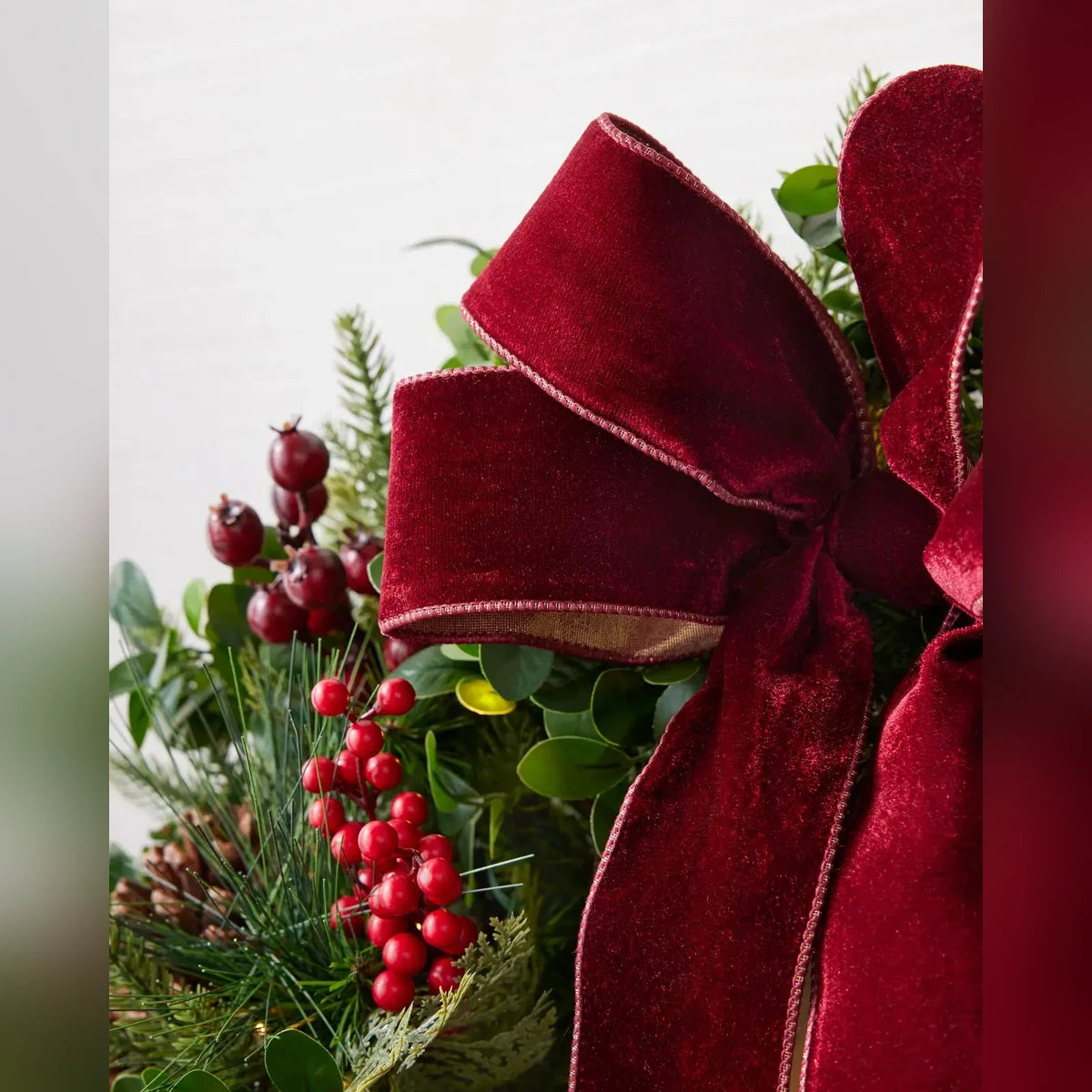 Guirlanda de Natal 90 cm com LED, Laço Bordô, Pinhas e Frutas Vermelhas