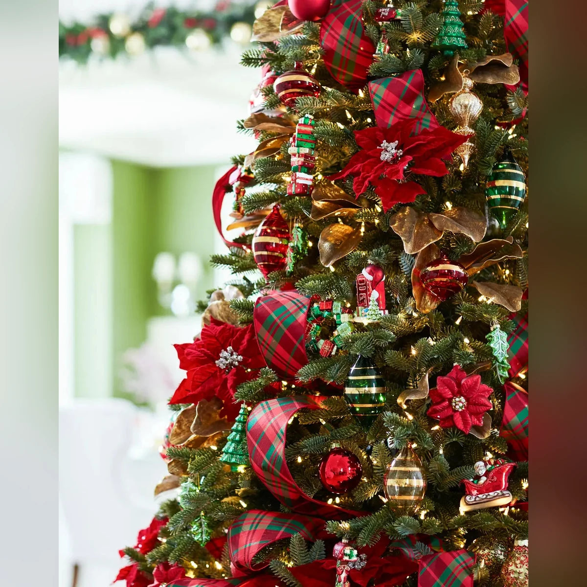 Kit 16 Enfeites de Natal Tradicionais Vermelho e Verde com Papai Noel, Presentes e Árvores