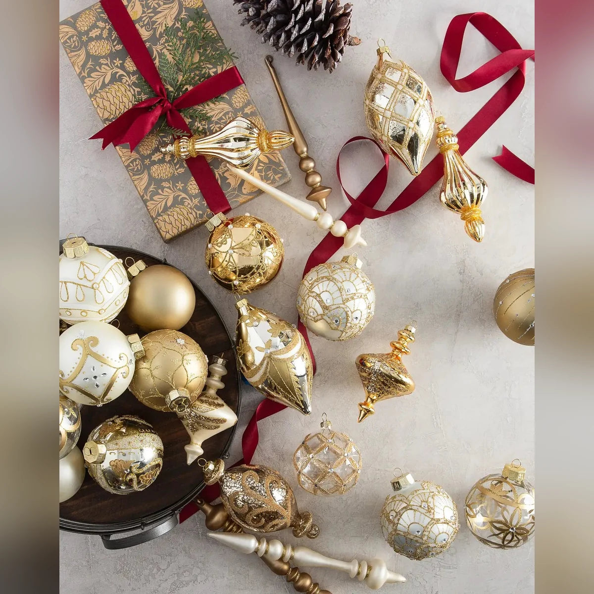 Kit 32 Enfeites para Árvore de Natal Dourado, Champagne e Branco – Bolas e Pendentes