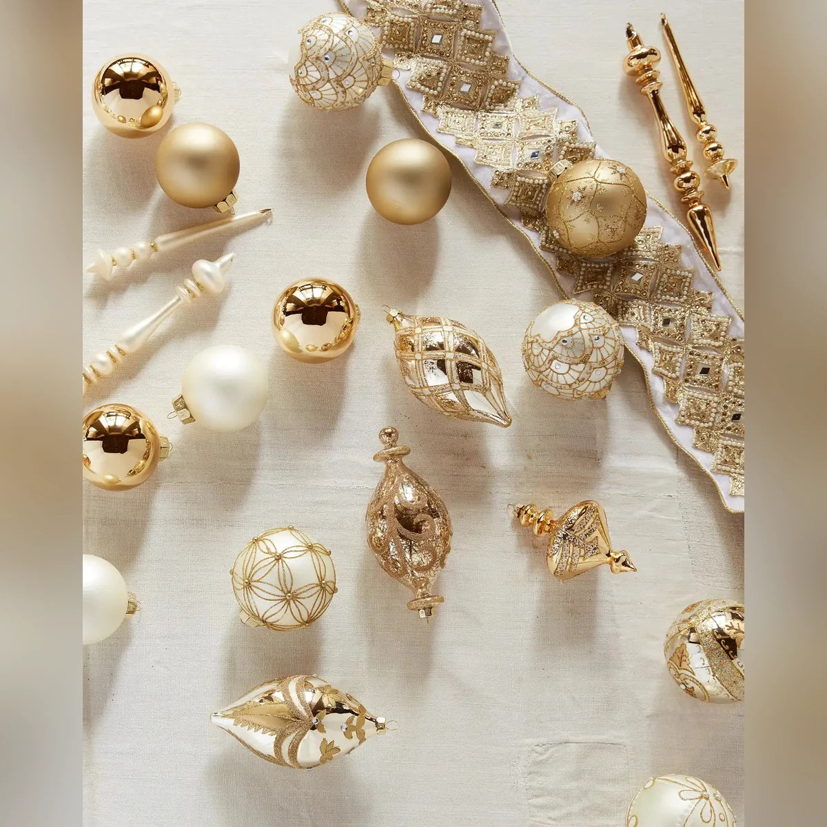 Kit 32 Enfeites para Árvore de Natal Dourado, Champagne e Branco – Bolas e Pendentes
