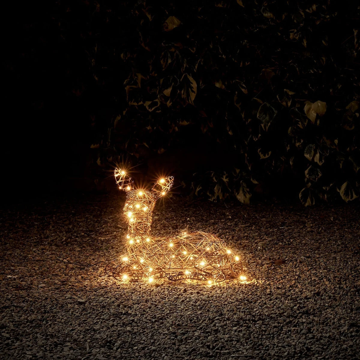 Rena Deitada Iluminada em Rattan Marrom – LED Branco Quente